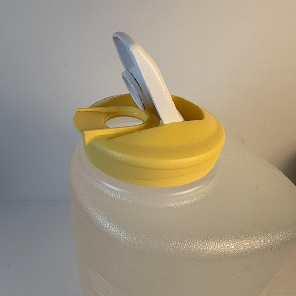 Rubbermaid Clear Frosted Plastic Drink Jug Pitcher 1 Gallon Yellow Lid Made USA - Picture 3 of 15